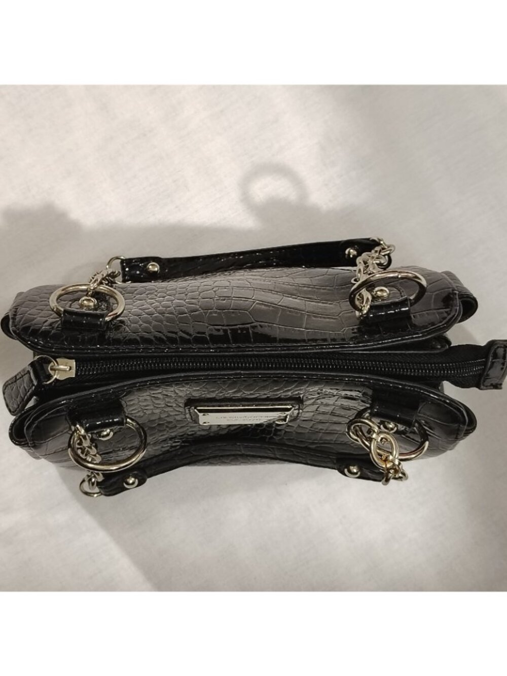 Liz Claiborne Handbag Purse Black 9"x6" Faux Croc Leather Shiny Pockets Chain - Picture 3 of 16